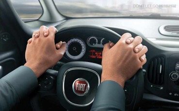 Fiat: Ambas manos.